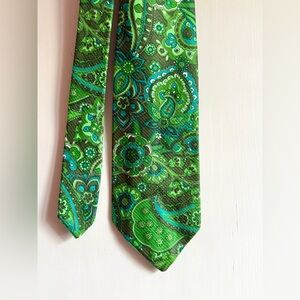 💚🩵 Groovy Vintage 1960s Necktie green silk paisley